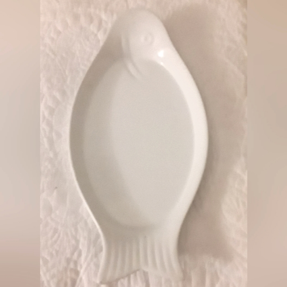 WHITE FISH-SHAPED CERAMIC PLATTER